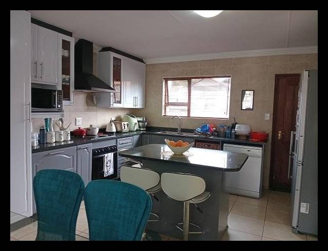 3 BEDROOM TOWNHOUSE FOR SALE IN VANDERBIJLPARK SW 5
